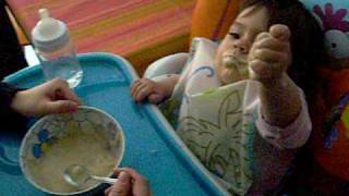 Intentando comer yo s&oacute;la