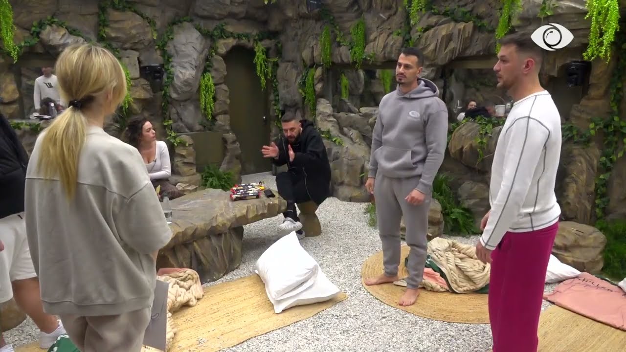 Ku i kam viktimat?/ Banorët ndalojnë bisedën teksa kuptojnë që Rogerti qëndron pas derës së 'Shpellës'