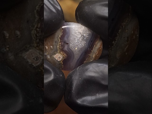 حجر عقيق خرائطي مع تكوين بلوري بنفسجي طبيعي