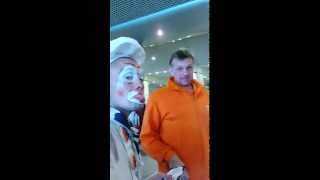 preview picture of video 'Дрессированные упаковщики чемоданов. порт Домодедово)'