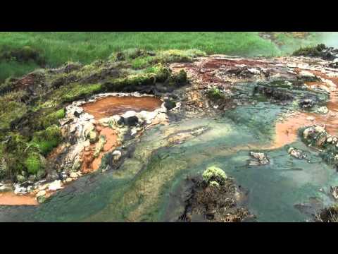 Solfataren, heiße Quellen und Schlammtöpfe