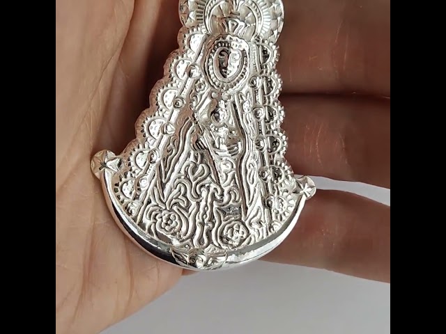 Vídeo relacionado con Only faith Collar con Medalla de la Virgen del Rocío, Acero Inoxidable 316L, Colgante 2.5 cm, Cadena 45 cm, Acabado Dorado y Plateado, Joyería Religiosa Hipoalergénica (Virgen del Rocio Plateado)