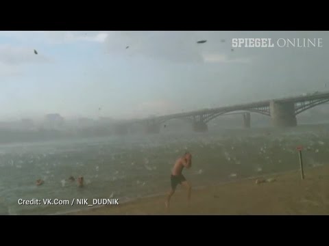 Nichts wie weg!: Heftiger Hagelsturm am Strand | DER SPIEGEL