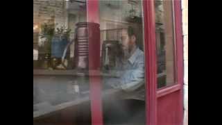 אהרון רזאל – מנחה (הקליפ הרשמי) - התמונה מוצגת ישירות מתוך אתר האינטרנט יוטיוב. זכויות היוצרים בתמונה שייכות ליוצרה. קישור קרדיט למקור התוכן נמצא בתוך דף הסרטון