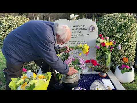 Billy Fury Grave, how to walk from Salcombe Gardens 221 bus stop