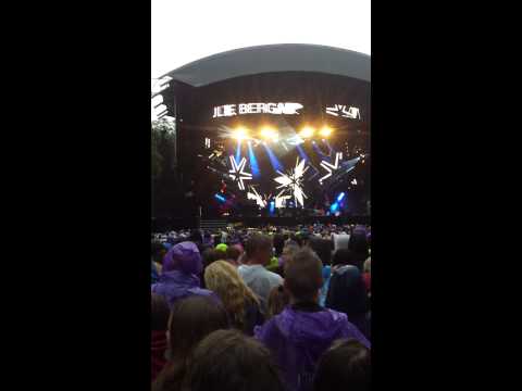 Cir.Cuz ft. Julie Bergan-Supernova live at vglista