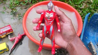 Bermain dan membersihkan mainan bus tayo lucu kotor, ultraman kotor, dinosaurus kotor