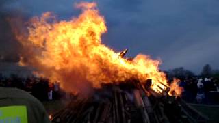 preview picture of video 'Osterfeuer Hellersdorf 2012'