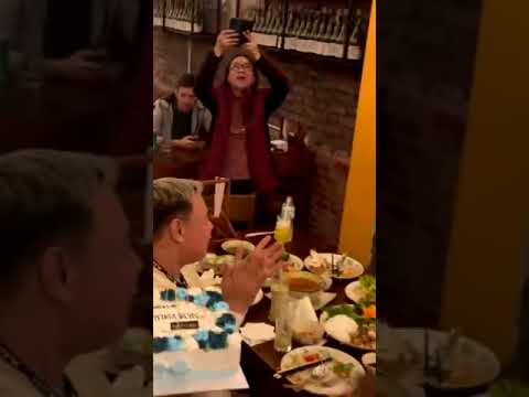Um dia memorável no Restaurante Quán Quê, aniversário de um cliente, nosso ambiente aconchegante e rural.