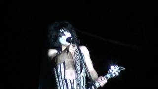 Paul Stanley gives the finger to a fan (Live at Ottawa bluesfest 2009)