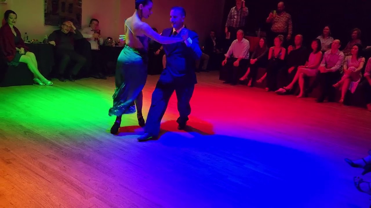Argentine tango: Alumine Deluchi & Ariel Almiron - Tango Escenario