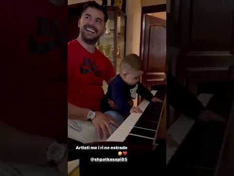 Befason Shpat Kasapi, djali i tij kaq i vogël po e mëson të luaj në piano - 2022 #shorts