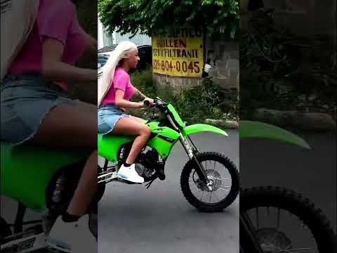 Yailin the most viral shows her driving skills 😱