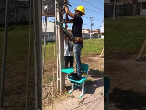 Eletricista dando dicas de segurança em eletricidade
