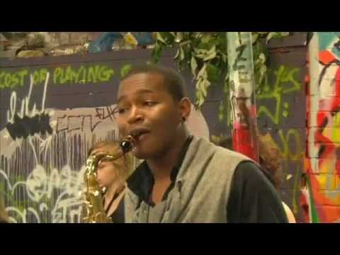 Schwarzer Tänzer - Sax Choir - Graffiti Tunnel