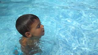 Diego en la Piscina de Benicalap