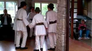preview picture of video 'Dans tradițional Bucovinean La Pensiunea Casa Ancuta din Manastirea Humorului.mp4'