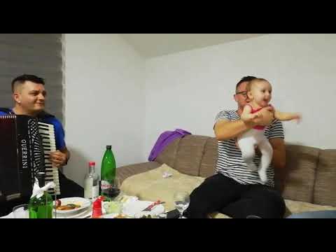 SMIJEŠNO!!! Beba od 6 mjeseci luda za harmonikom..