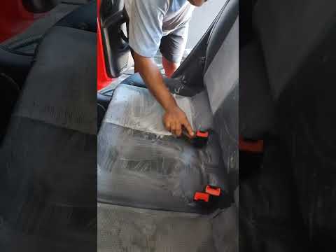 Limpeza dos bancos .                   #limpeza #higienizacao #cars #lavajato