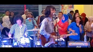 Download lagu Jangan Putus Asa (Koes Plus) ★ Goyang Asyik Bareng T-Koes Band @ Plaza Blok M mp3 Download lagu Jangan Putus Asa (Koes Plus) ★ Goyang Asyik Bareng T-Koes Band @ Plaza Blok M mp3