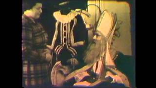 preview picture of video 'Piet van Steen als Sinterklaas bij familie Van Ewijk rond 1950 scene #3'