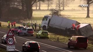 preview picture of video 'Vrachtwagen rijdt sloot in langs A1 bij Enter, berging pas vanavond'