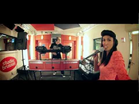 Studio Brussel: 2Fabiola - Lift U Up (Live)