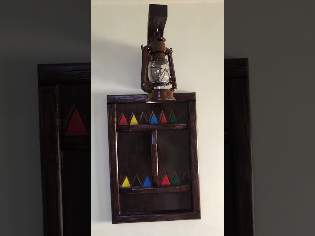 شباك بني غامق مع قاعدة فانوس بني غامق