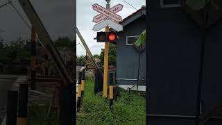 Download lagu Pos PJL 553 Jabres Bunyi Sirine dan Palangnya Unik #shorts #keretaapi mp3