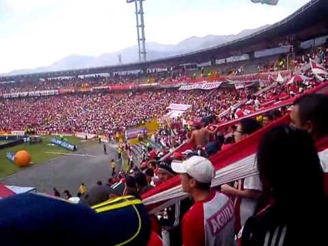 "El rojo salió campeón" Barra: La Guardia Albi Roja Sur &bull; Club: Independiente Santa Fe