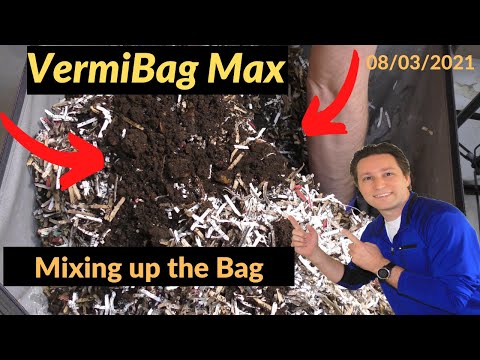 Vermibag Max Mixing up the System and Removing Bedding 8/03/2021