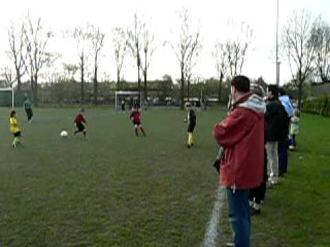 Ian maakt het negende doelpunt, in de 12 -  0 van alliance f3 tegen halsteren