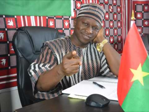 Issaka ouedraogo avec la troupe pingwende - Zougnazaga