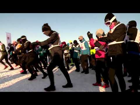 跑者競相穿越世界最深的湖泊 (Runners race across the world's deepest lake)