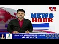 Puttaparthi: పోలీసుల వాహనాల పై రాళ్లు రువ్విన అల్లరిమూకలు || hmtv News - Video