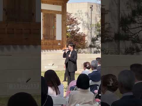 Youngjae cantando lindamente no casamento de um amigo
