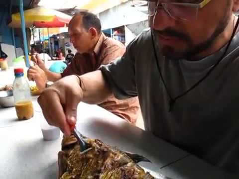 Comendo peixe assado na feira de Panair em Manaus AM.
