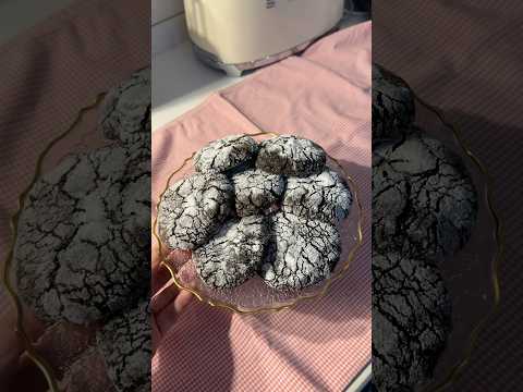 Chewy chocolate crinkle cookies 🍫🍪 #lifeinturkey #crinklecookies #winterbake