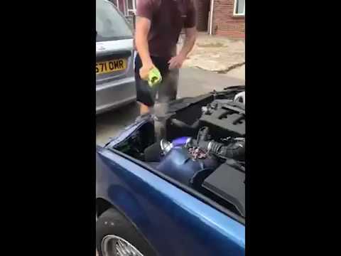 Снял крышку радиатора на работающем двигателе