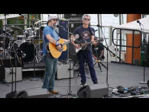 Cayamo 2017 - Desperados Waiting for a Train