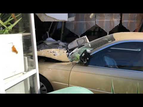 PKW kracht in Aschersleben in ein Haus