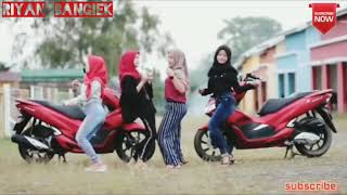 Download lagu Dj Ngelabur langit versi adek hijab cantik full bass  👍👍 mp3