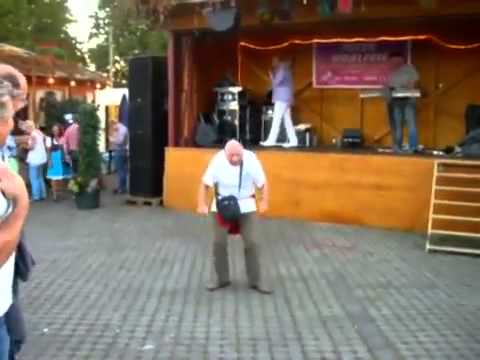 Opa geht voll auf Schlager Musik ab