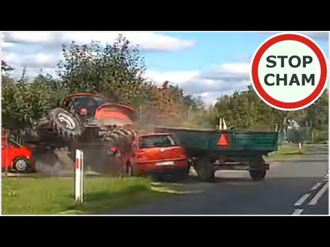 VW Golf taranuje ciągnik rolniczy