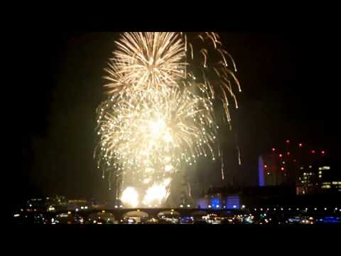 New Year's Eve Fireworks 2016/2017 - London - Lambeth Bridge
