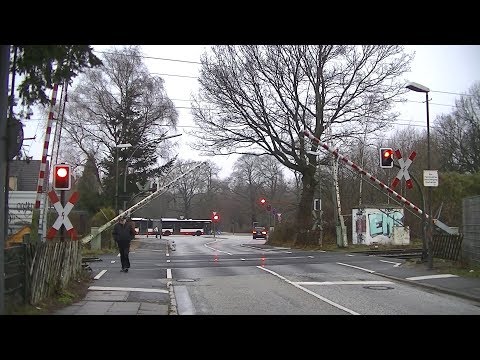 Spoorwegovergang Hamburg (D) // Railroad crossing // Bahnübergang