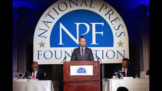 Daniel Murphy Accepts 2025 Hinrich Foundation Award for Distinguished Reporting on Trade