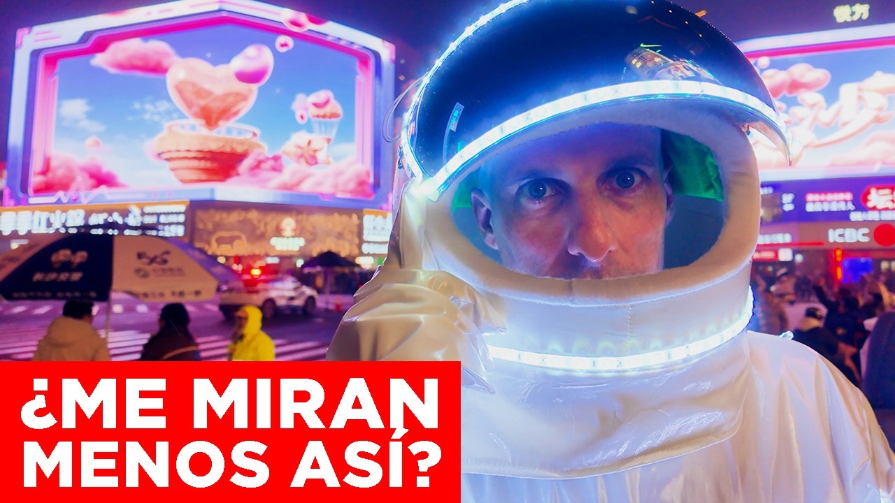 Me visto de ASTRONAUTA LED en CHINA: ¿llamo menos la atención? | Jabiertzo