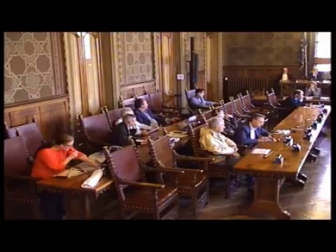 Fischi nel dolore allorecchio e al collo Accendere la sostituzione del ginocchio in Smolensk