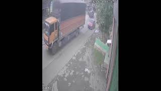 Download lagu Rekaman CCTV Kecelakaan di Jalan Pantura Pati-Rembang mp3